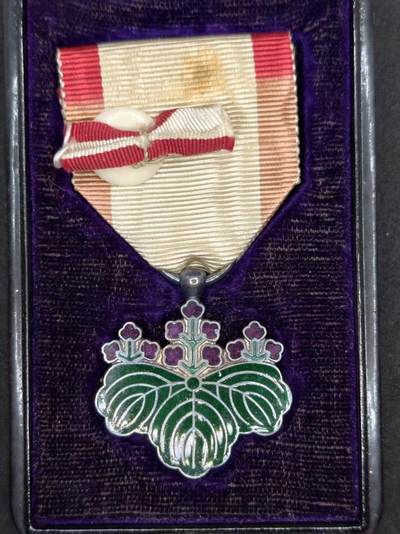 凯旋世界勋赏（持续上新中）（第22期新年大拍）（欢迎送拍）（对拍品有疑问请询问客服，不接受到手刀，出价默认拍品品相。请认真阅读拍卖规则！出价默认已认可！）（收到货请录制开箱视频，无视频概不处理问题。） - 早期青叶带盒带略仔细看背面