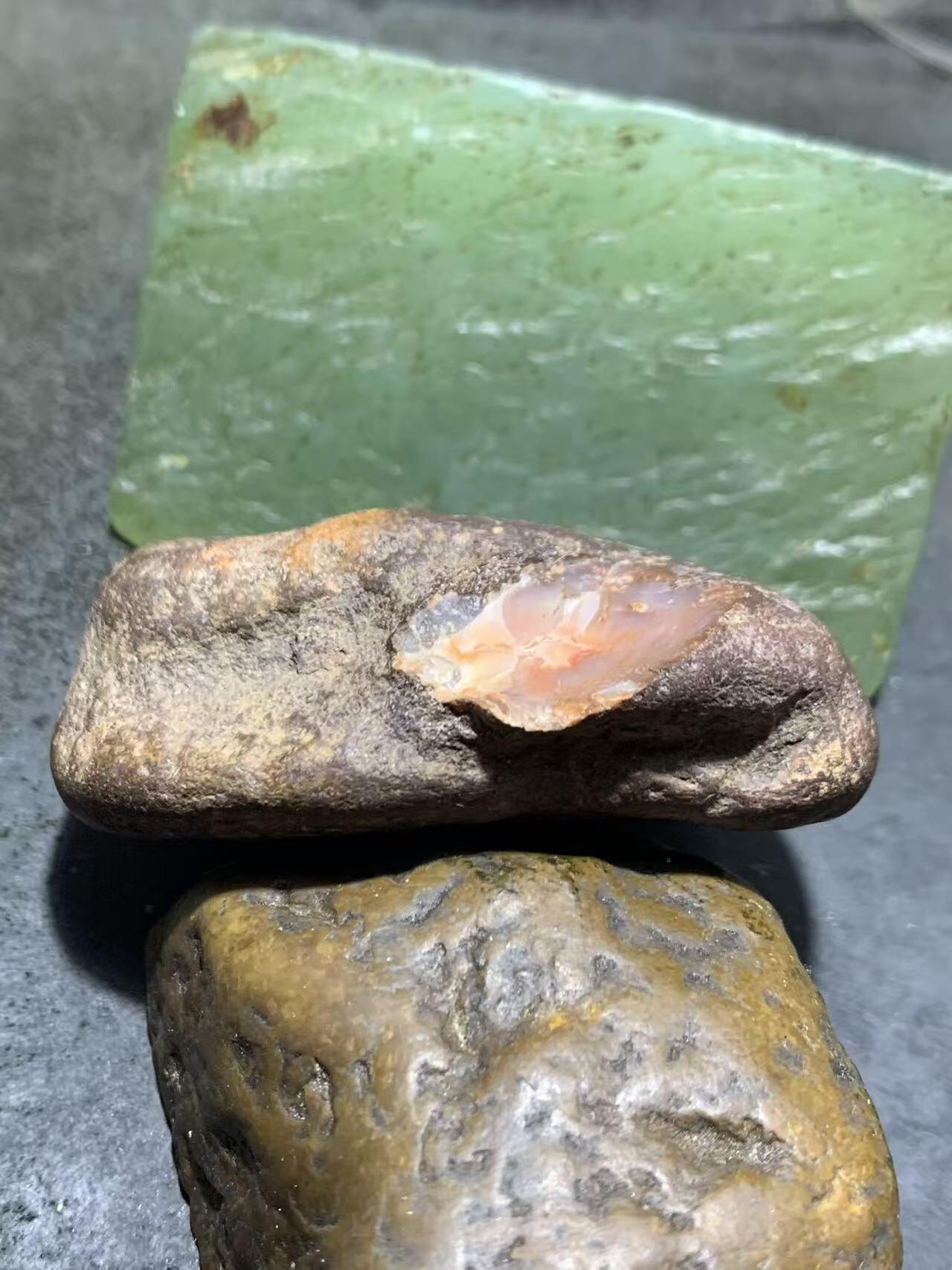 精美开窗铁皮荔枝冻飘红南红玛瑙原石一颗，