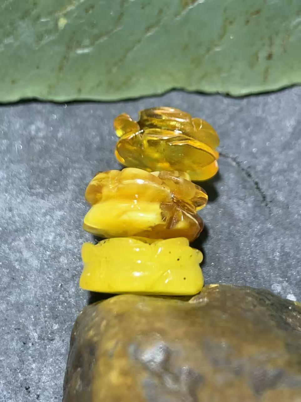 天然原矿蜜蜡通货玫瑰花戒面3颗