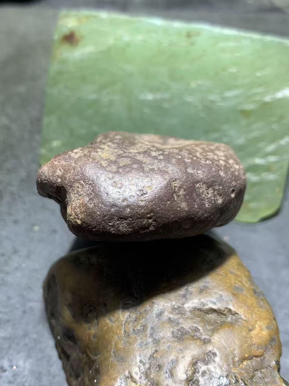 精美开窗铁皮荔枝冻飘红南红玛瑙原石一颗，