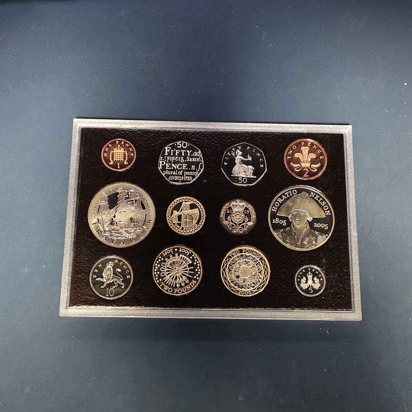 【全场包邮】纯粹捡漏拍505场 英国2005年官方红本精制套币-盒证全带详细介绍手册-含5镑纳尔逊+5镑海战+2镑火药阴谋+1镑梅奈桥+50便士萨缪尔约翰逊词典精制纪念币
