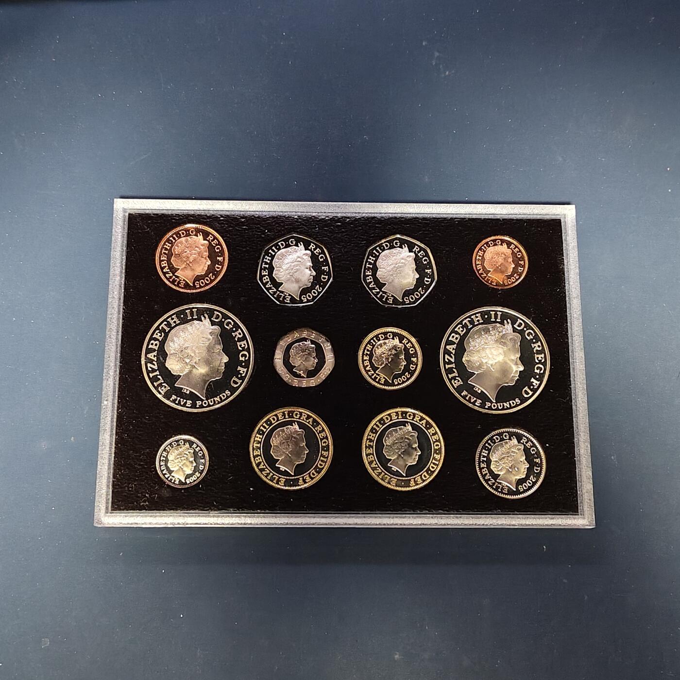 【全场包邮】纯粹捡漏拍505场 英国2005年官方红本精制套币-盒证全带详细介绍手册-含5镑纳尔逊+5镑海战+2镑火药阴谋+1镑梅奈桥+50便士萨缪尔约翰逊词典精制纪念币