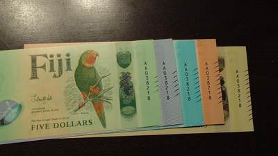 世界钱币～微拍第234期暨2026年第15期  新老库存清理低价起拍 - 2025年斐济5/10/20/50/100 A冠全同号 全新绝品无47尾号218（最后四套）