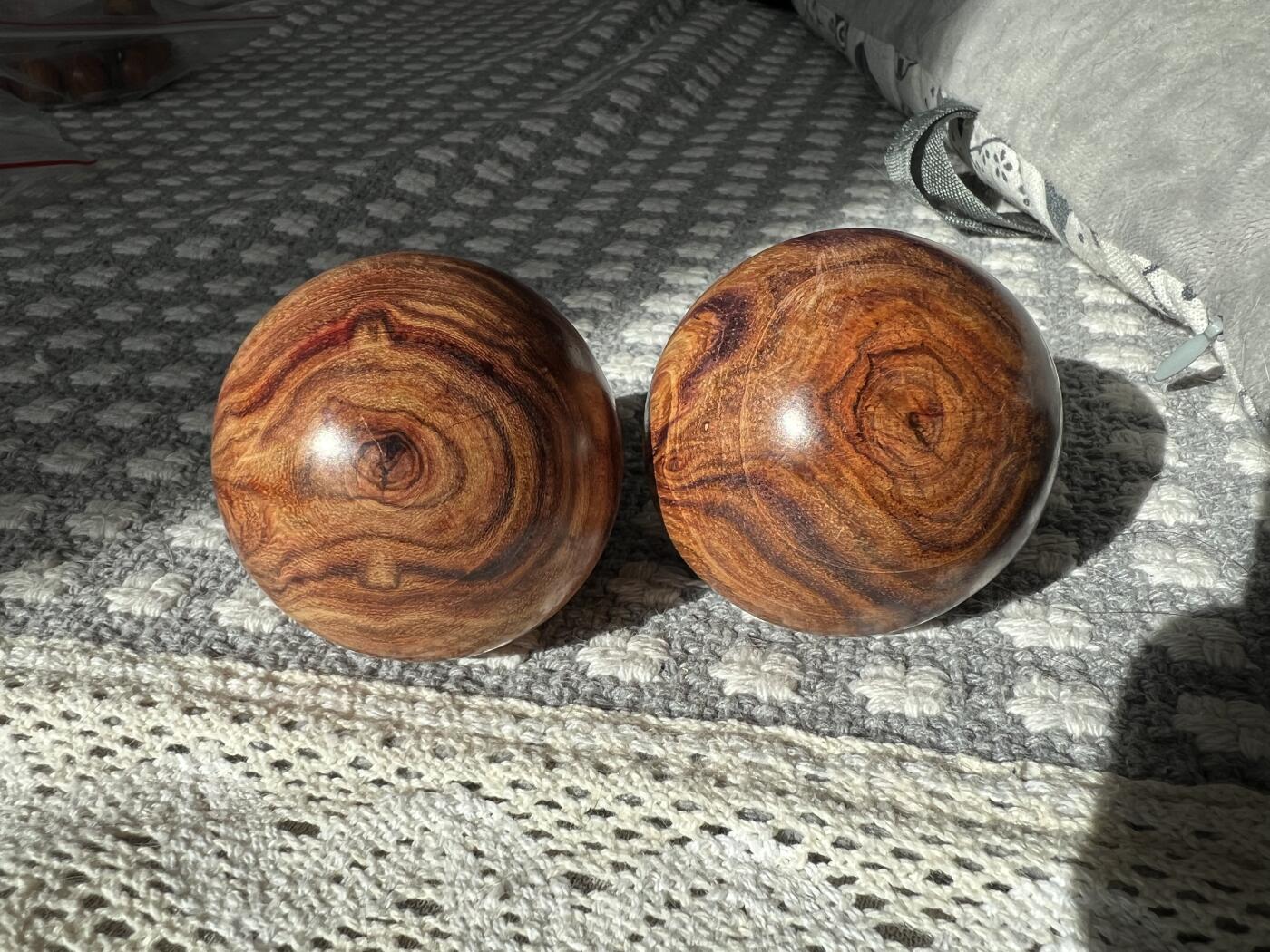 零元拍：  超美对眼海南黄花梨超大手球一对，尺寸：54-55MM