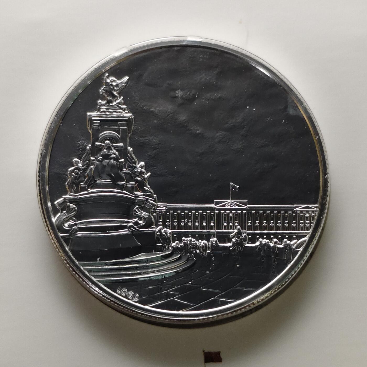 【全场包邮】纯粹捡漏拍505场 英国2015年100镑白金汉宫官方卡装克朗型加厚纪念银币【40毫米62.86克99.9%】