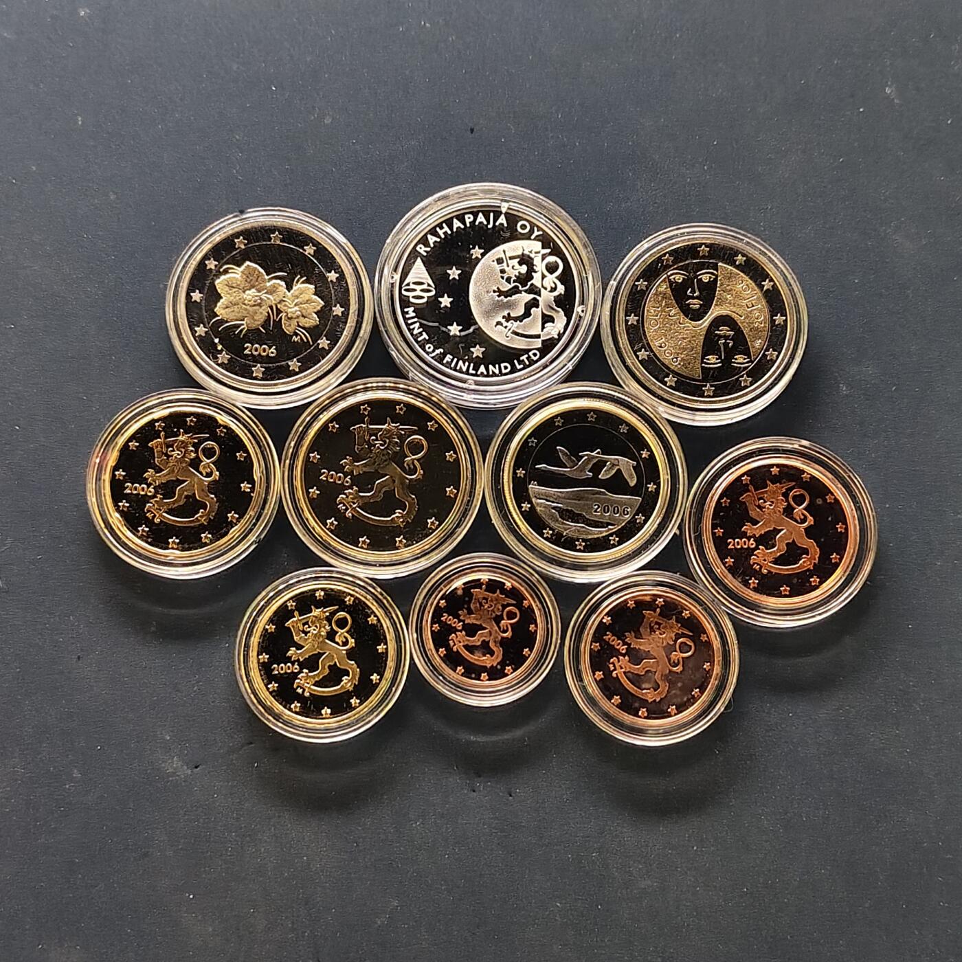 【全场包邮】纯粹捡漏拍505场 【少见】芬兰2006年官方年度流通精制套币-含2欧元精制纪念币1枚（全民选举权100周年）+红点鲑鱼精制银章【10.5克92.5%】-盒证全-量3300