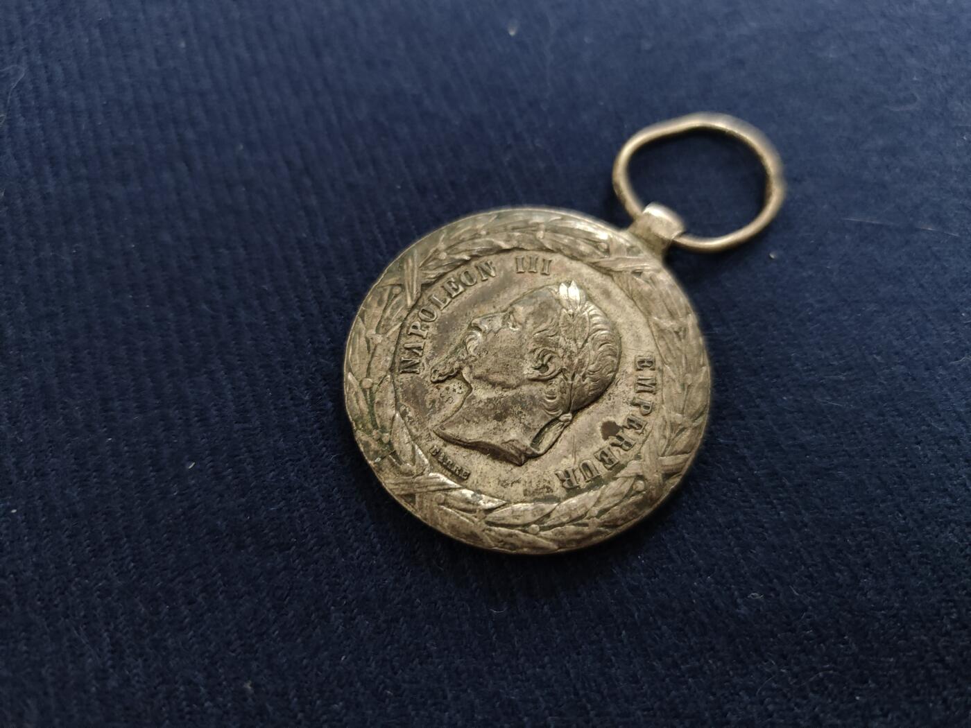 时顺第二十九拍(新年大拍) 法国远征意大利奖章，法兰西第二帝国1859年意大利战争奖章，银质，品相如图。该奖章于1859年8月设立，授予参与帮助意大利萨丁王国反抗奥匈独立战争中的远征意大利军团官兵。奖章正面为拿破仑三世戴冠侧像，背面为六次重大战役的发生地点：蒙特贝罗、帕雷斯特罗、图尔比戈、马真塔、马里尼昂、索尔费里诺，以及意大利战争 1859字样