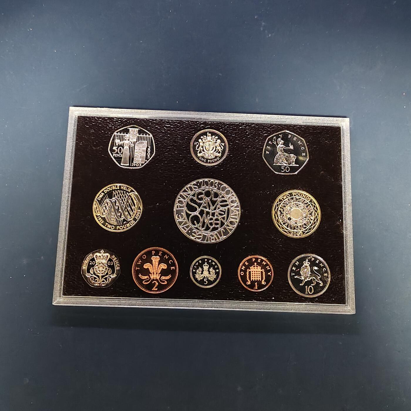 【全场包邮】纯粹捡漏拍505场 英国2003年官方红本精制套币-盒证全带详细介绍手册-女王加冕50周年+2镑DNA发现50周年+1镑盾徽+50便士妇女社会和政治联盟精制纪念币