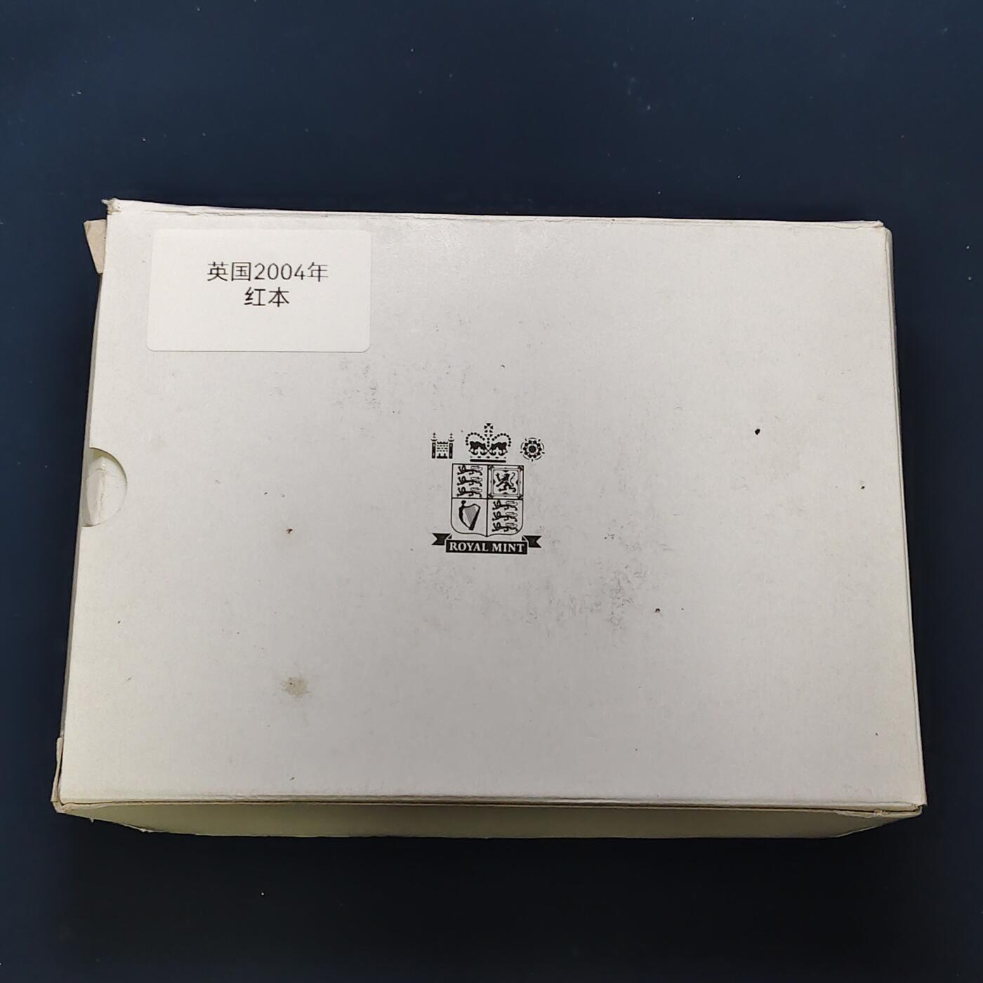 【全场包邮】纯粹捡漏拍505场 英国2004年官方红本精制套币-盒证全带详细介绍手册-含2镑首辆火车+1镑第四铁路桥+50便士罗杰班尼斯精制纪念币