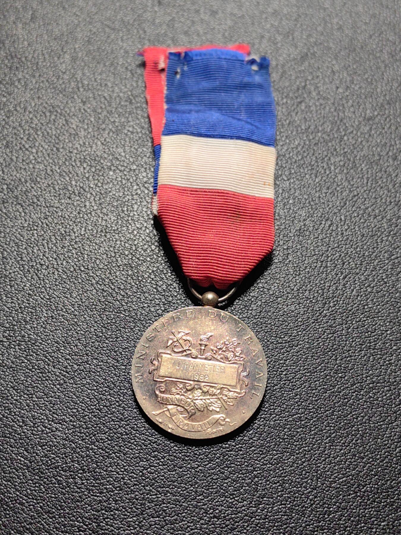 靖甫拍卖第五场 法国劳工奖章 背面底部银标