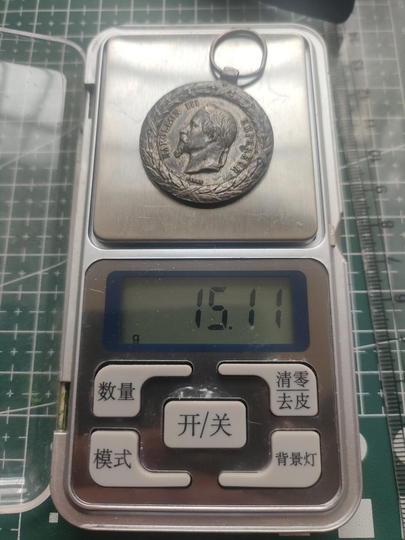 时顺第二十九拍(新年大拍) 法国远征意大利奖章，法兰西第二帝国1859年意大利战争奖章，银质，品相如图。该奖章于1859年8月设立，授予参与帮助意大利萨丁王国反抗奥匈独立战争中的远征意大利军团官兵。奖章正面为拿破仑三世戴冠侧像，背面为六次重大战役的发生地点：蒙特贝罗、帕雷斯特罗、图尔比戈、马真塔、马里尼昂、索尔费里诺，以及意大利战争 1859字样