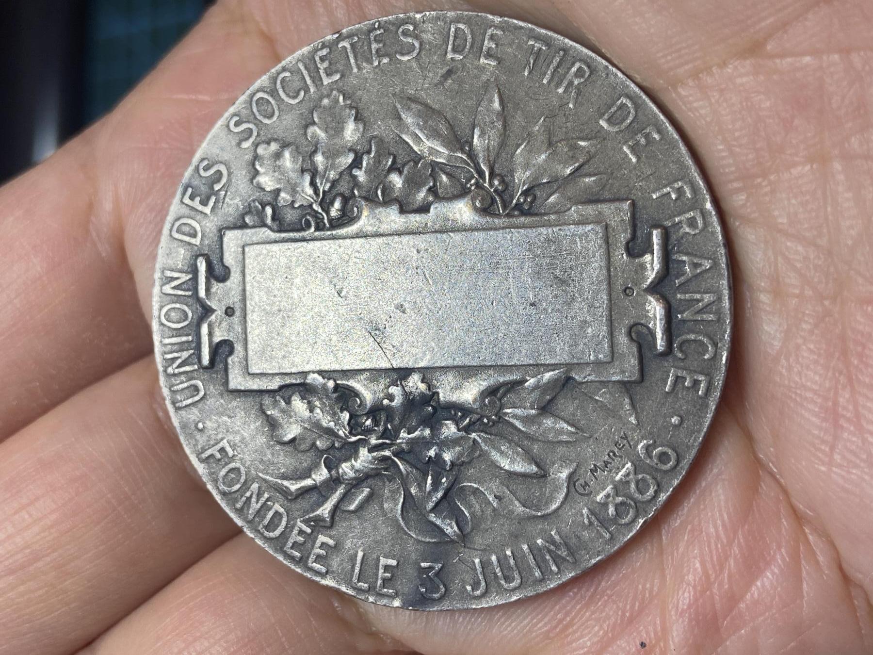 2026年第二十八场(总第一百九十七场）新春初七特拍场(佣金3%最低1元) 大尺寸–1886年法国射击协会联盟（Union des Sociétés de Tir de France）铜镀银纪念章，背面未刻字，三角铜标，重40.15克、直径44.8mm、厚3.9mm。