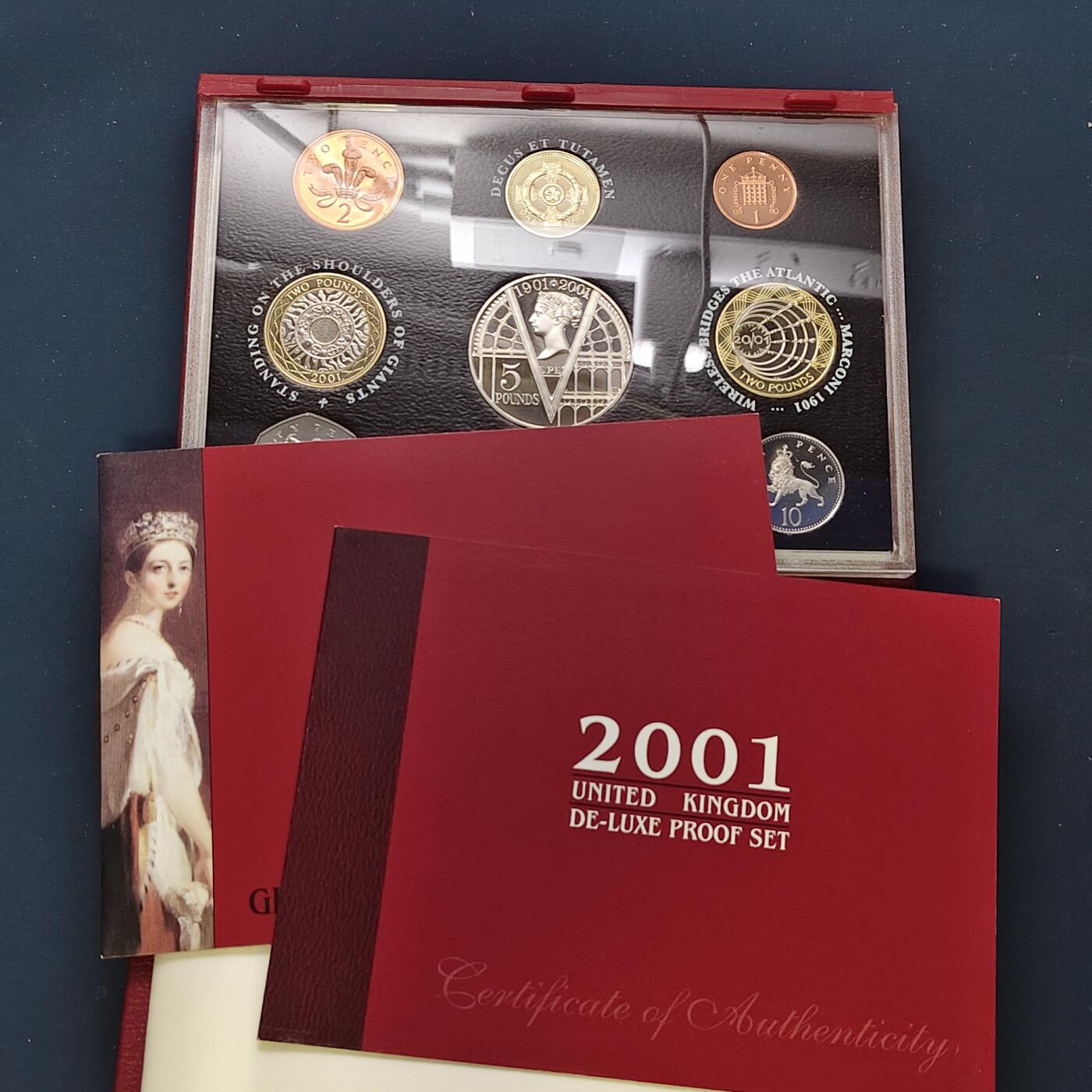 【全场包邮】纯粹捡漏拍505场 英国2001年官方红本精制套币-盒证全带详细介绍手册-含5镑维多利亚时代+2镑马可尼电报+2镑机械时代+凯尔特十字1镑精制纪念币