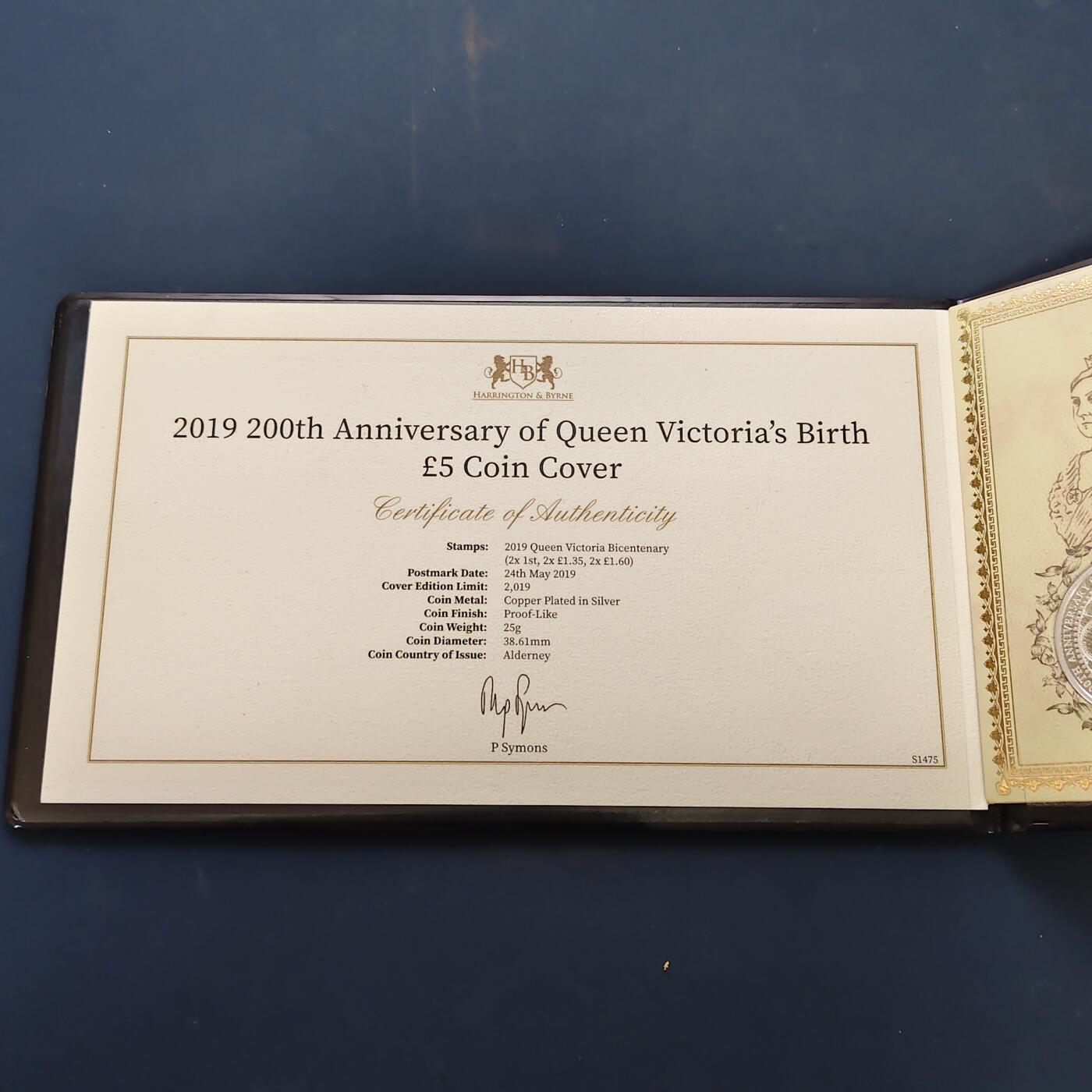 【全场包邮】纯粹捡漏拍505场 【邮币封·少见】奥尔德尼2019年5镑维多利亚女王诞辰200周年精制克朗型镀银纪念币邮币封-盒证全-量2019