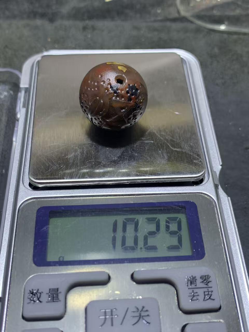 精美亚光冻料原皮战国红玛瑙手工俏色巧雕悟字珠一个，