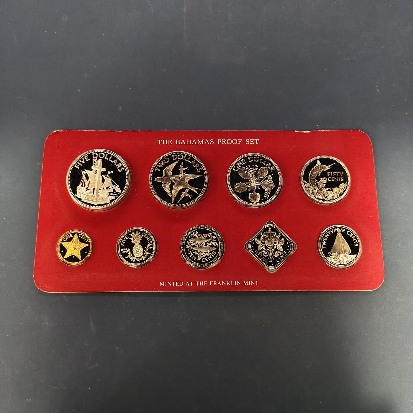 【全场包邮】纯粹捡漏拍505场 【稀少】巴哈马1982年官方精制套币-含独年仅随套币发行1元凤凰木/2元巴哈马树燕/5元圣玛丽号及十字架（银）-盒证全-量1217