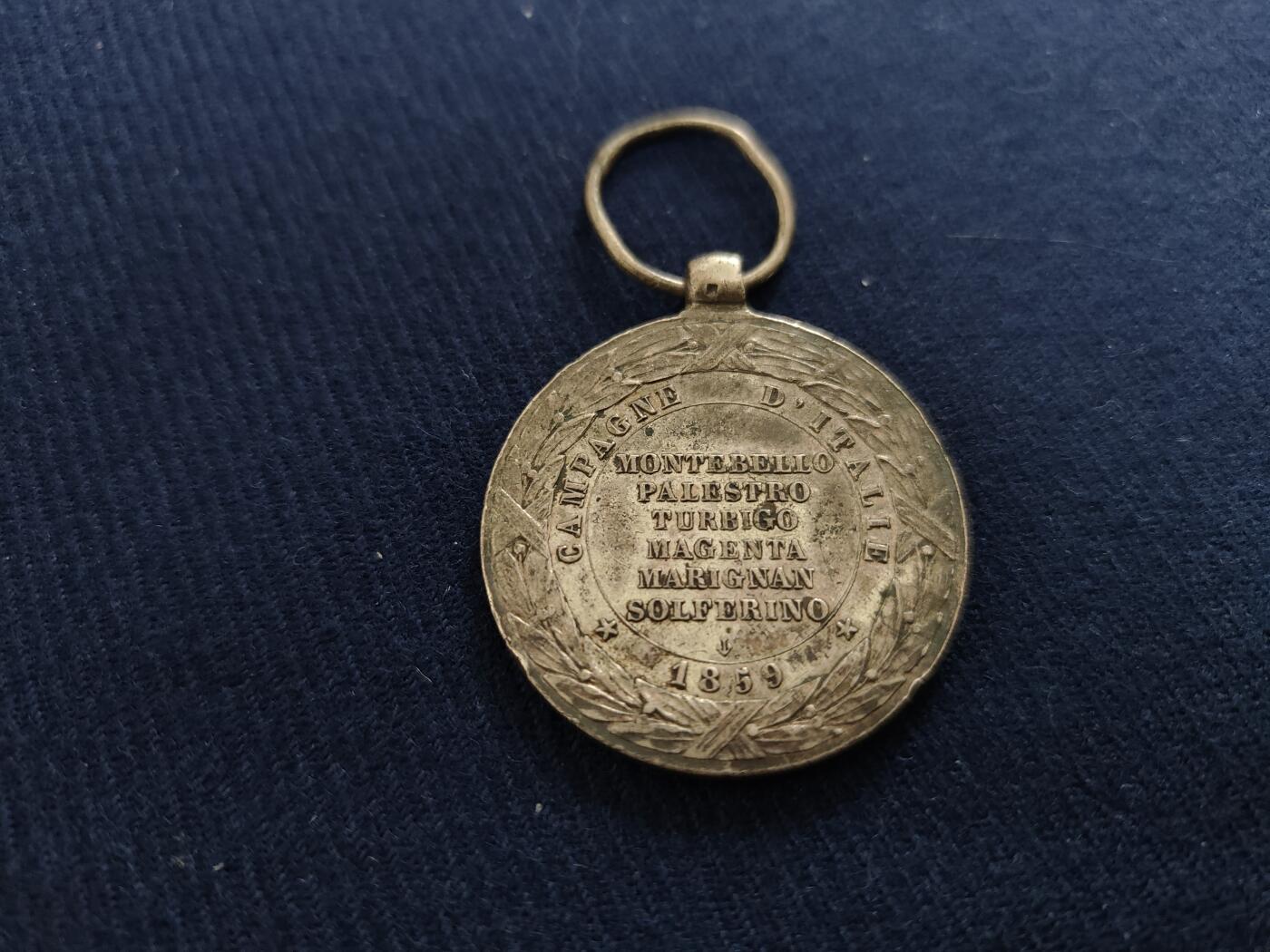 时顺第二十九拍(新年大拍) 法国远征意大利奖章，法兰西第二帝国1859年意大利战争奖章，银质，品相如图。该奖章于1859年8月设立，授予参与帮助意大利萨丁王国反抗奥匈独立战争中的远征意大利军团官兵。奖章正面为拿破仑三世戴冠侧像，背面为六次重大战役的发生地点：蒙特贝罗、帕雷斯特罗、图尔比戈、马真塔、马里尼昂、索尔费里诺，以及意大利战争 1859字样