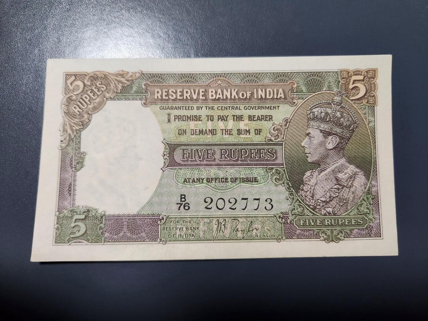 2月18号晚上8点 外国纸币自动截拍第27场 印度 1937年5卢比 【J.B.Taylor 签名】近新挺版原票黄斑针眼