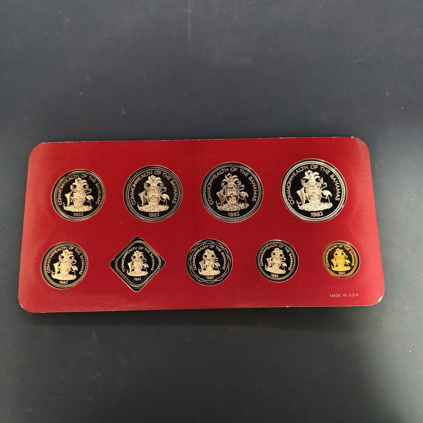 【全场包邮】纯粹捡漏拍505场 【稀少】巴哈马1982年官方精制套币-含独年仅随套币发行1元凤凰木/2元巴哈马树燕/5元圣玛丽号及十字架（银）-盒证全-量1217