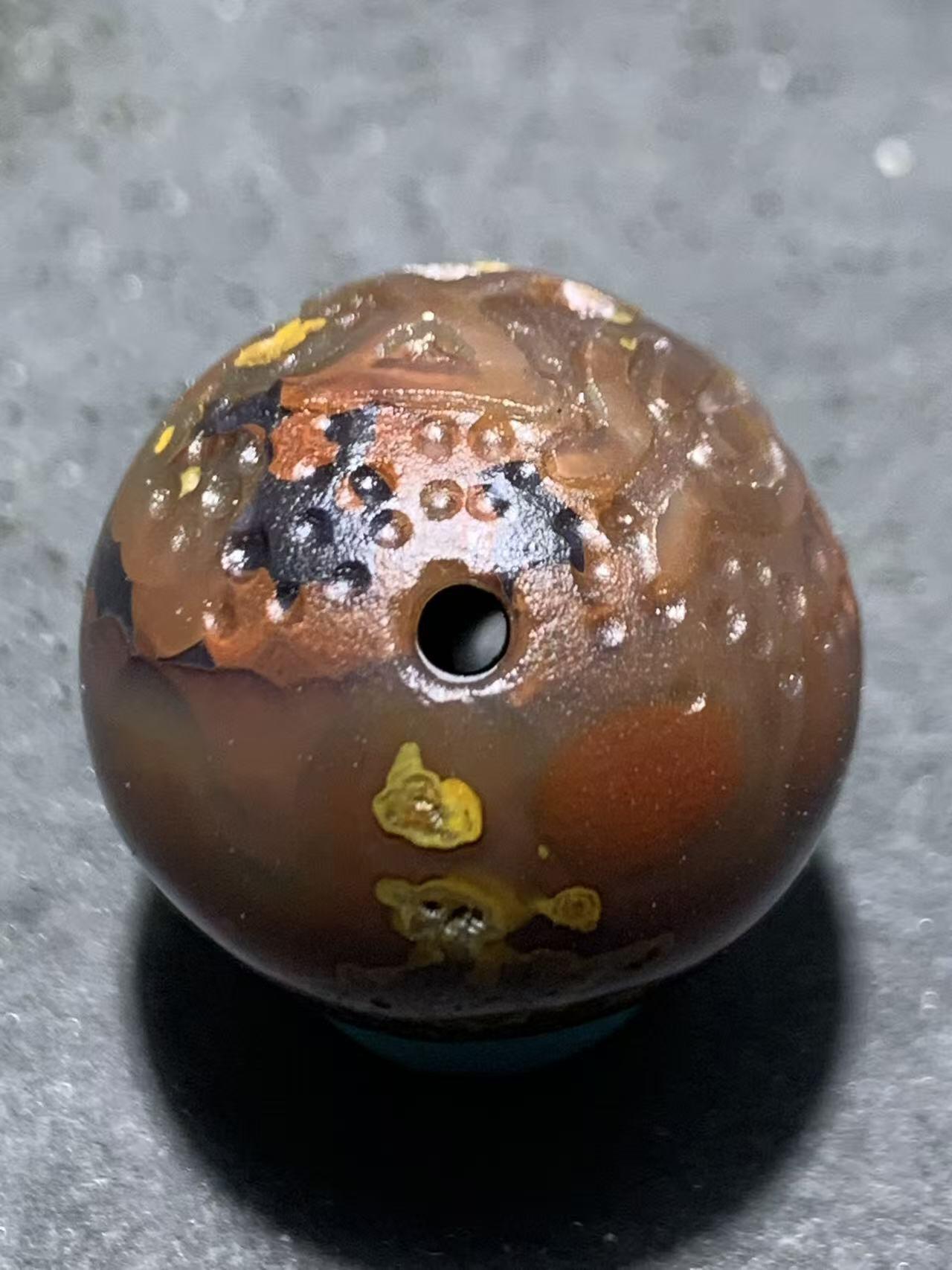 精美亚光冻料原皮战国红玛瑙手工俏色巧雕悟字珠一个，