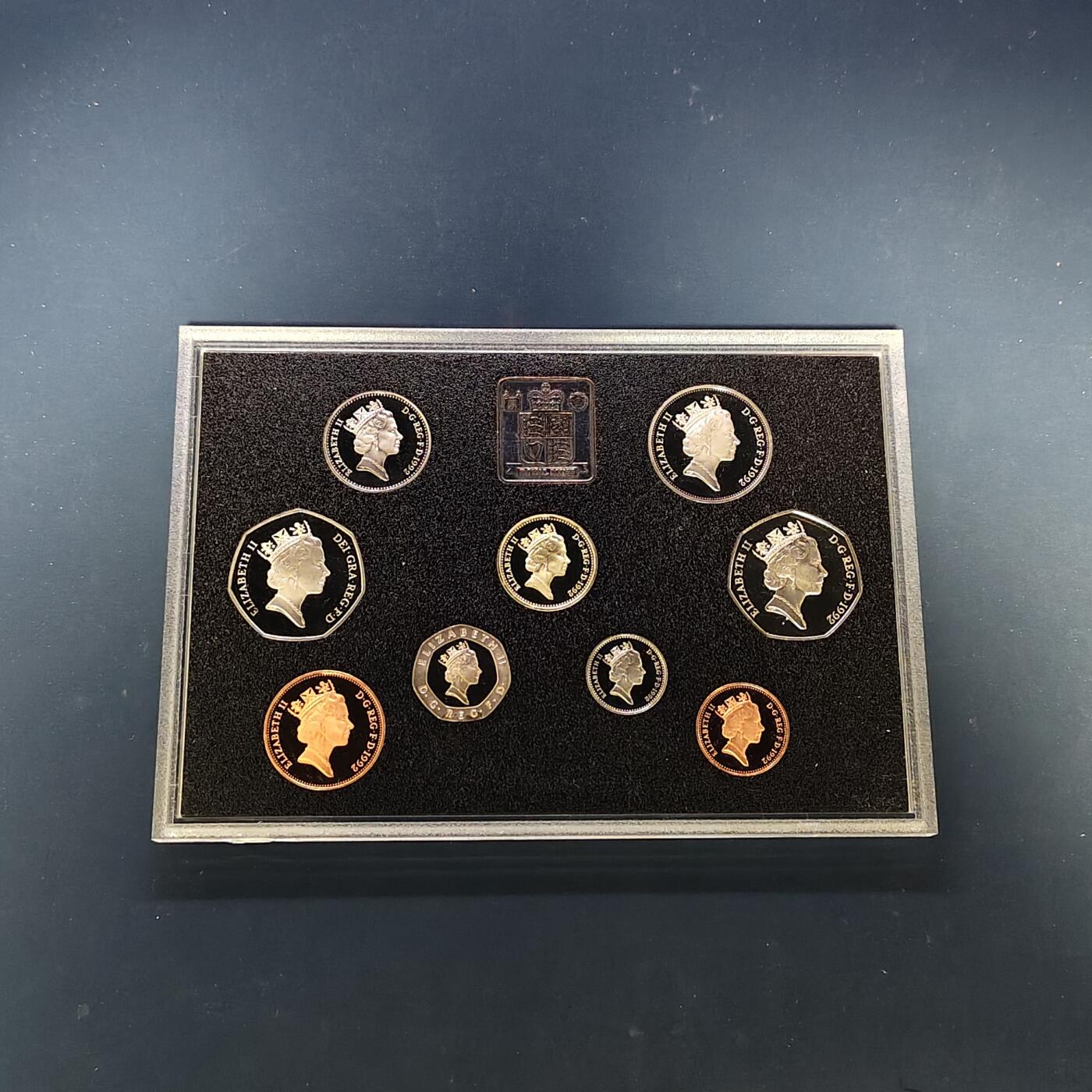 【全场包邮】纯粹捡漏拍505场 英国1992年官方蓝本精制套币-盒证全-含1镑四邦国花系列英格兰橡树+50便士欧洲部长理事会主席精制纪念币及10便士大小版交接