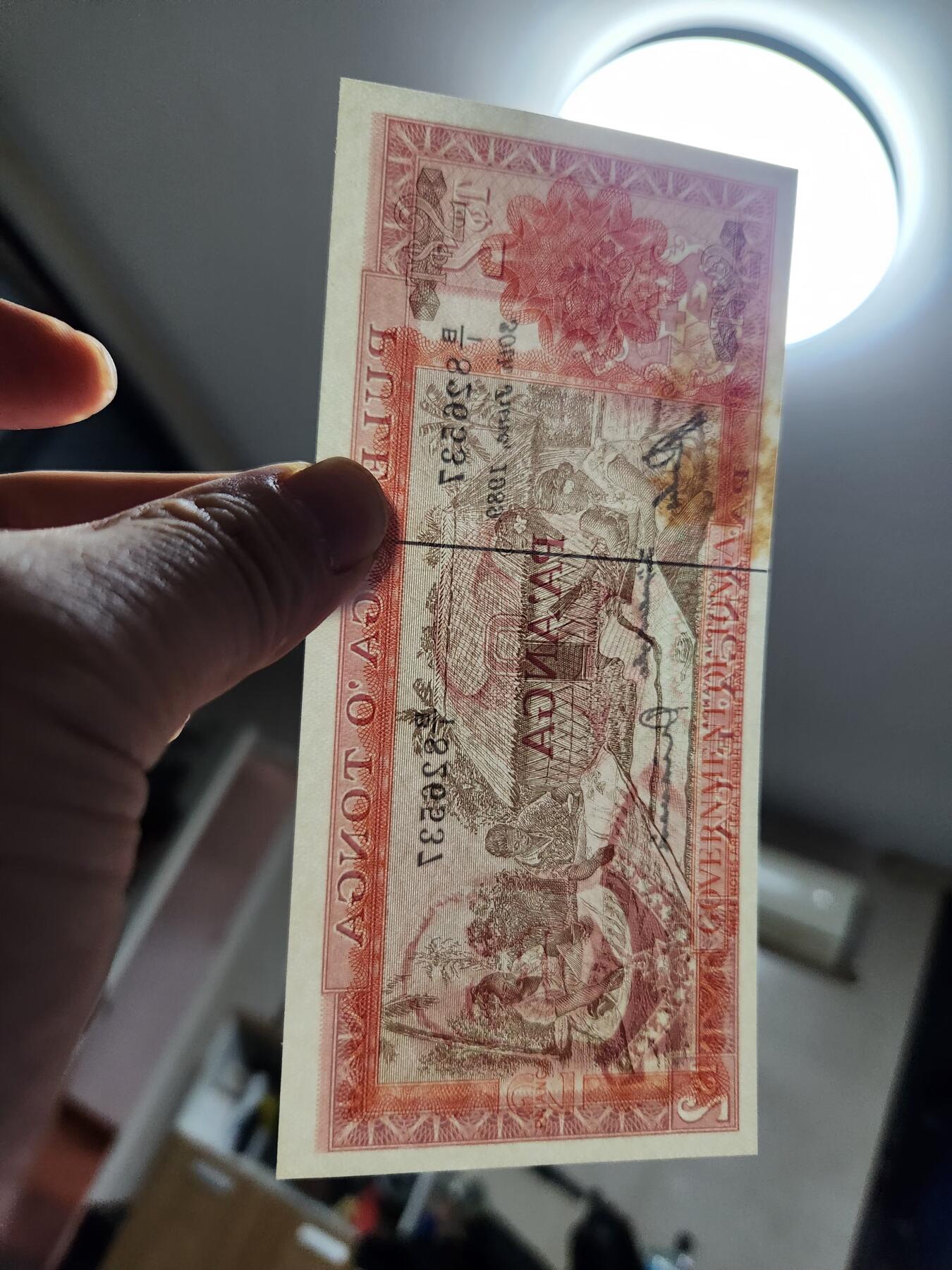 2月18号晚上8点 外国纸币自动截拍第27场 汤加1989年1-2新品一对 有一张黄了