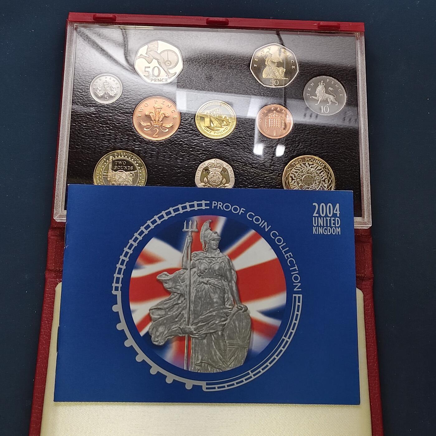 【全场包邮】纯粹捡漏拍505场 英国2004年官方红本精制套币-盒证全带详细介绍手册-含2镑首辆火车+1镑第四铁路桥+50便士罗杰班尼斯精制纪念币