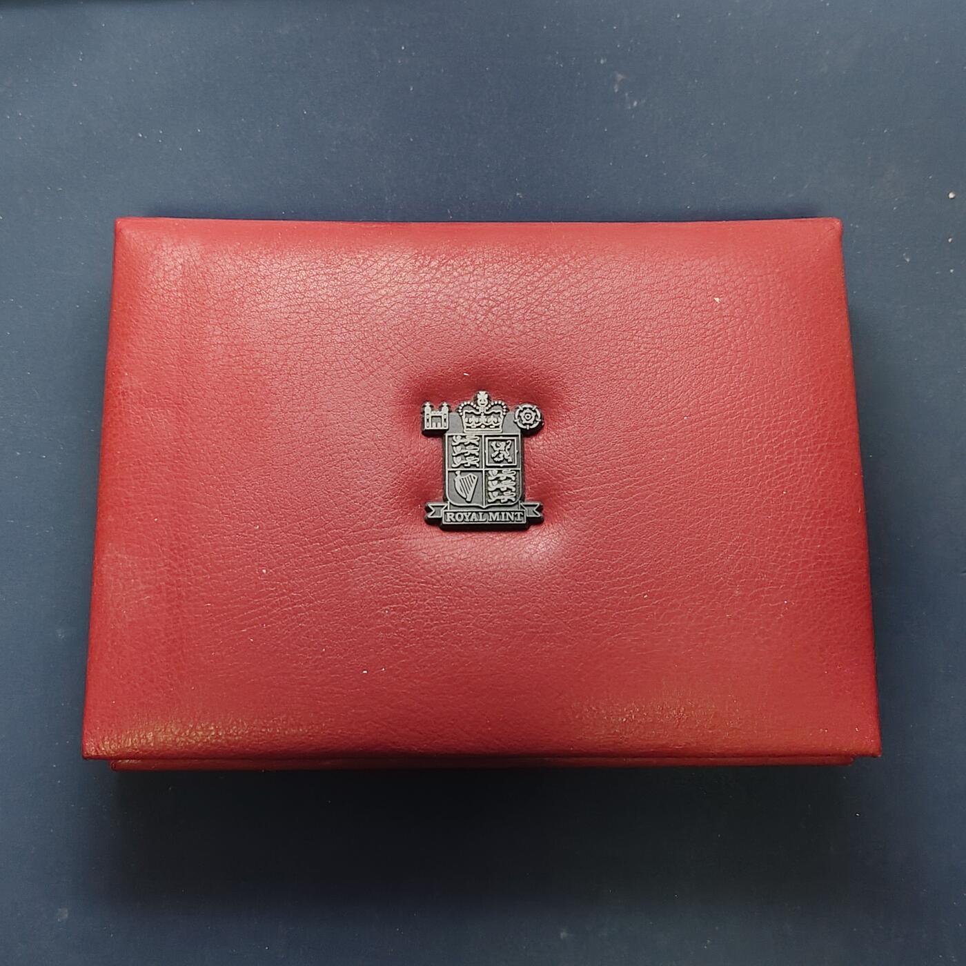 【全场包邮】纯粹捡漏拍505场 英国2002年官方红本精制套币-盒证全带详细介绍手册-含5镑女王登基50周年精制纪念币