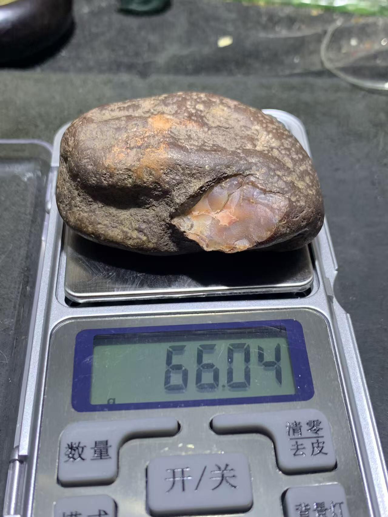 精美开窗铁皮荔枝冻飘红南红玛瑙原石一颗，