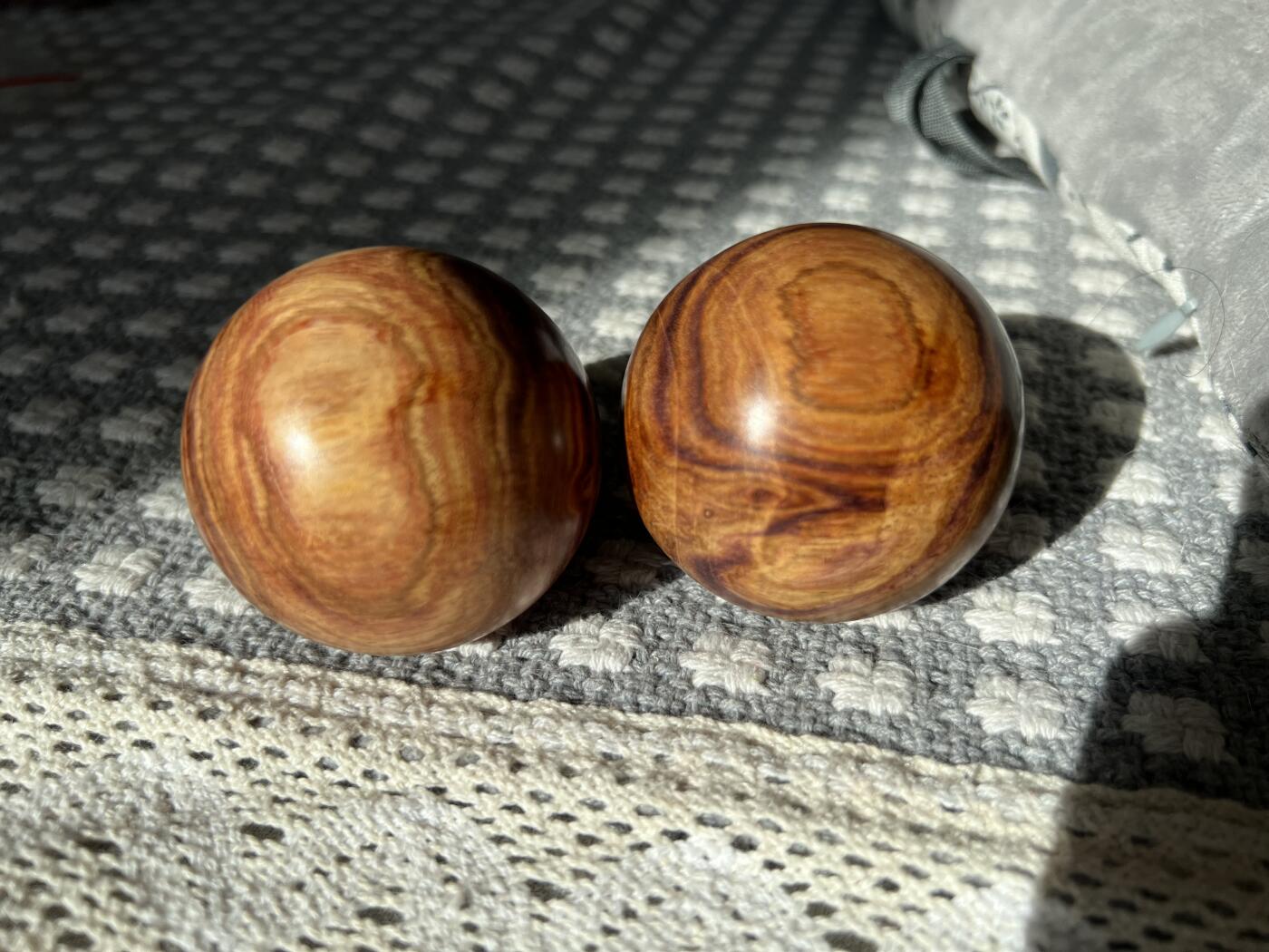 零元拍：  超美对眼海南黄花梨超大手球一对，尺寸：54-55MM