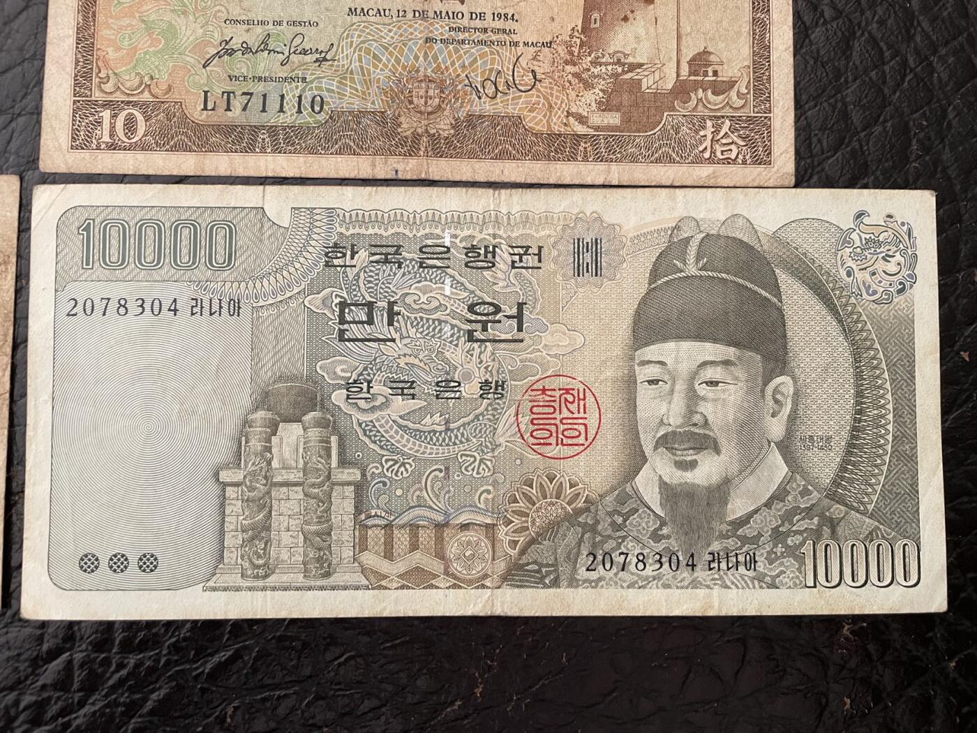 杂钞4张 柬埔寨100有较多针眼 签名少见 澳门有一个针眼 其余两张无漏裂缺（年后发货）