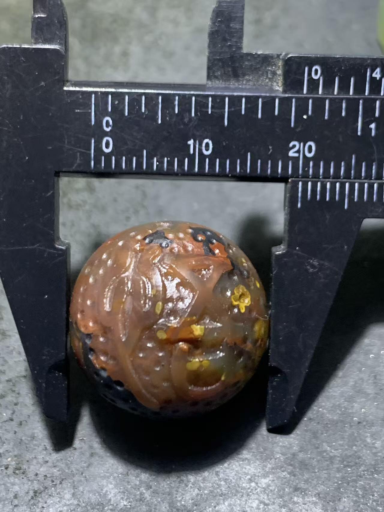 精美亚光冻料原皮战国红玛瑙手工俏色巧雕悟字珠一个，