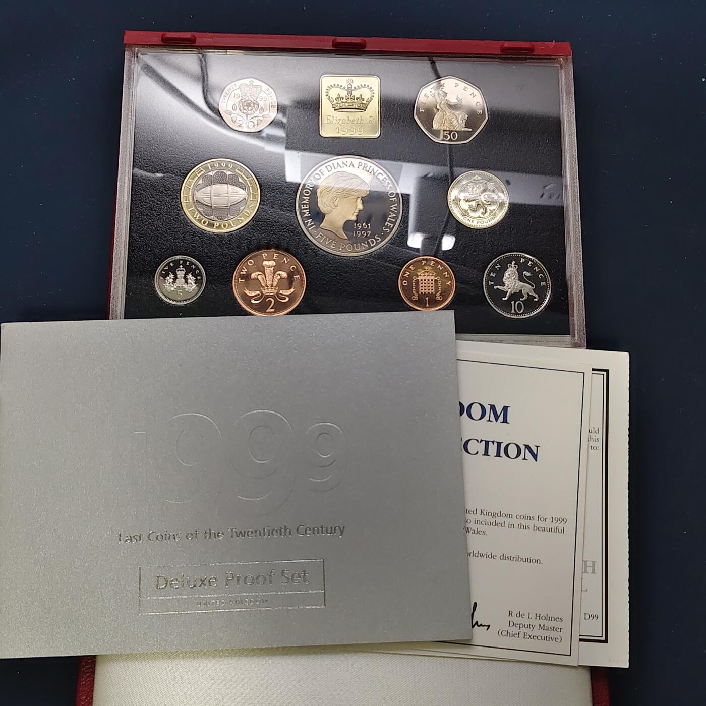 【全场包邮】纯粹捡漏拍505场 英国1999年官方红本精制套币-盒证全带详细介绍手册-含5镑戴安娜王妃+2镑橄榄球世界杯+1镑苏格兰狮徽精制纪念币