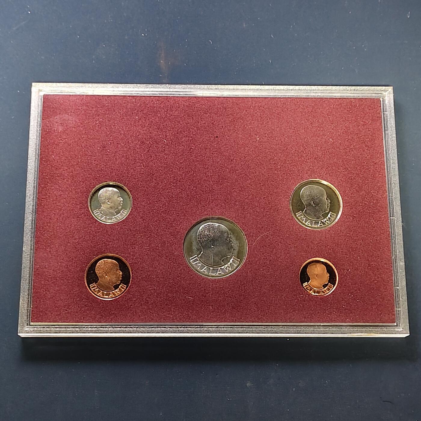 【全场包邮】纯粹捡漏拍505场 【少见】马拉维1985年独立20周年官方封装精制套币-盒证全-PS4-量7550