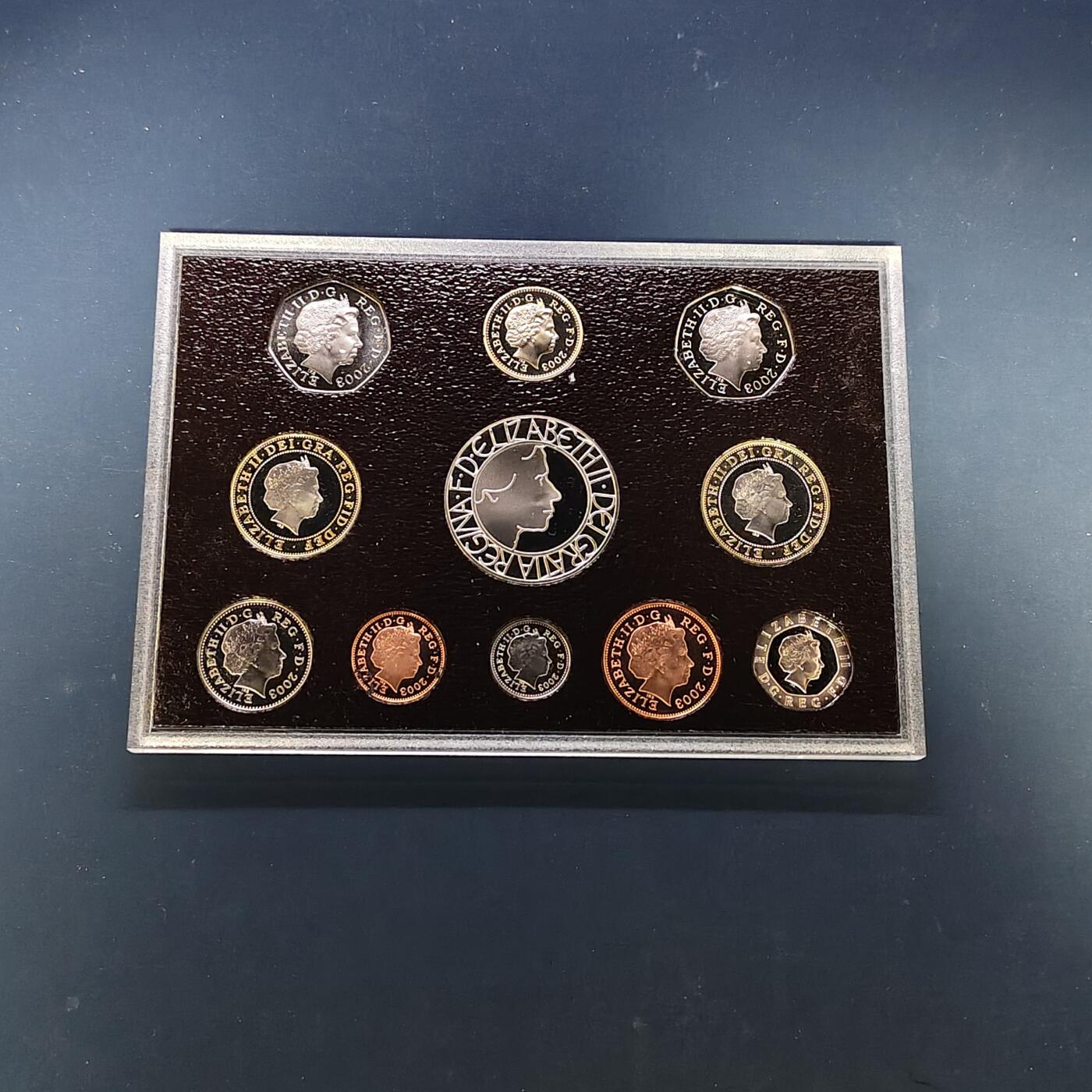 【全场包邮】纯粹捡漏拍505场 英国2003年官方红本精制套币-盒证全带详细介绍手册-女王加冕50周年+2镑DNA发现50周年+1镑盾徽+50便士妇女社会和政治联盟精制纪念币