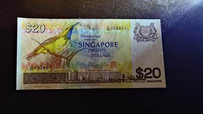 世界钱币～微拍第234期暨2026年第15期  新老库存清理低价起拍 - 1979年新加坡20元鸟版 无47尾号801 因为是原刀里第一张有瑕疵（如图左侧上下边缘有软印）