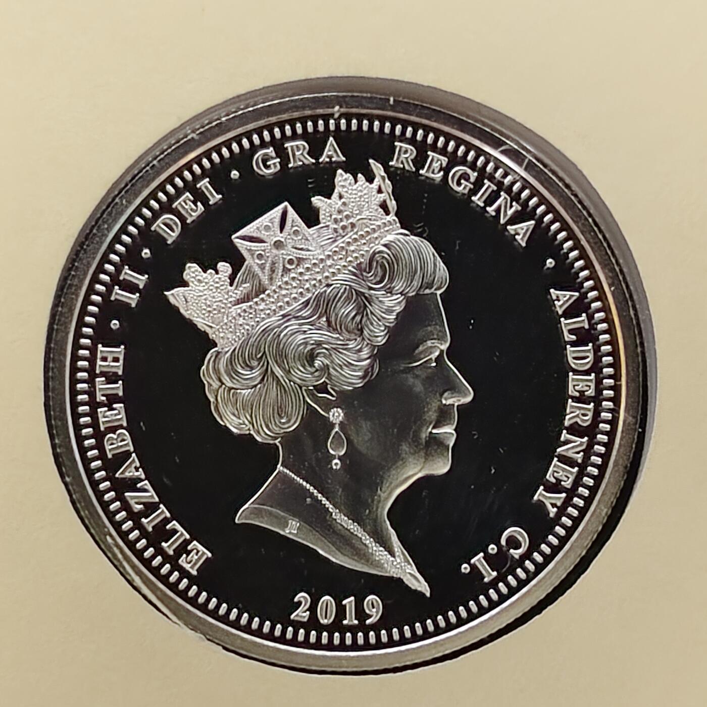 【全场包邮】纯粹捡漏拍505场 【邮币封·少见】奥尔德尼2019年5镑维多利亚女王诞辰200周年精制克朗型镀银纪念币邮币封-盒证全-量2019