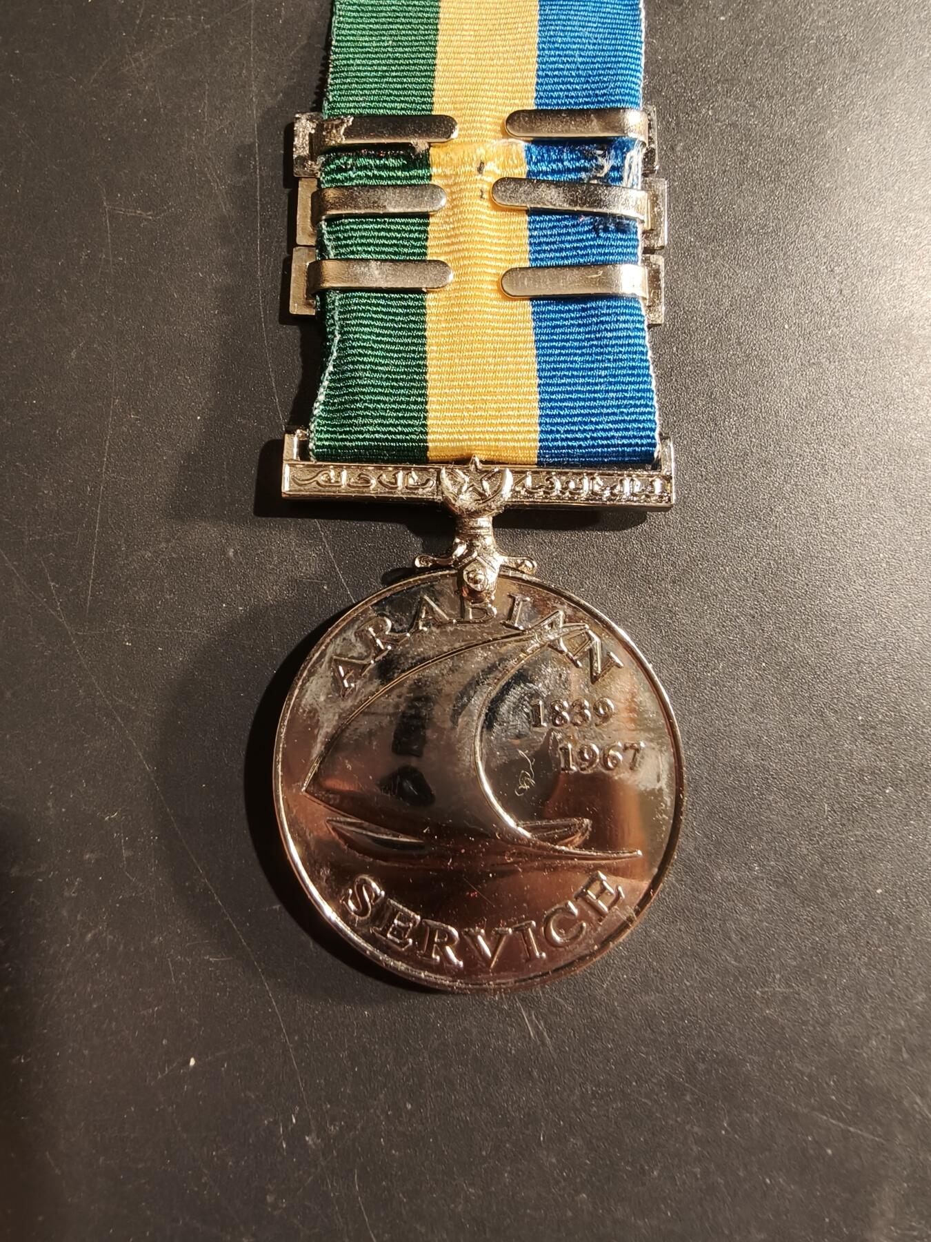 老王徽章第183期 英国阿拉伯服役奖章     皇家空军沙漠救援、亚丁·拉德凡·米西拉、哈德拉毛·希巴姆3勋条，带边铭    皇家空军同一人获得     该官兵曾于60年代在也门地区参加镇压也门反英独立运动