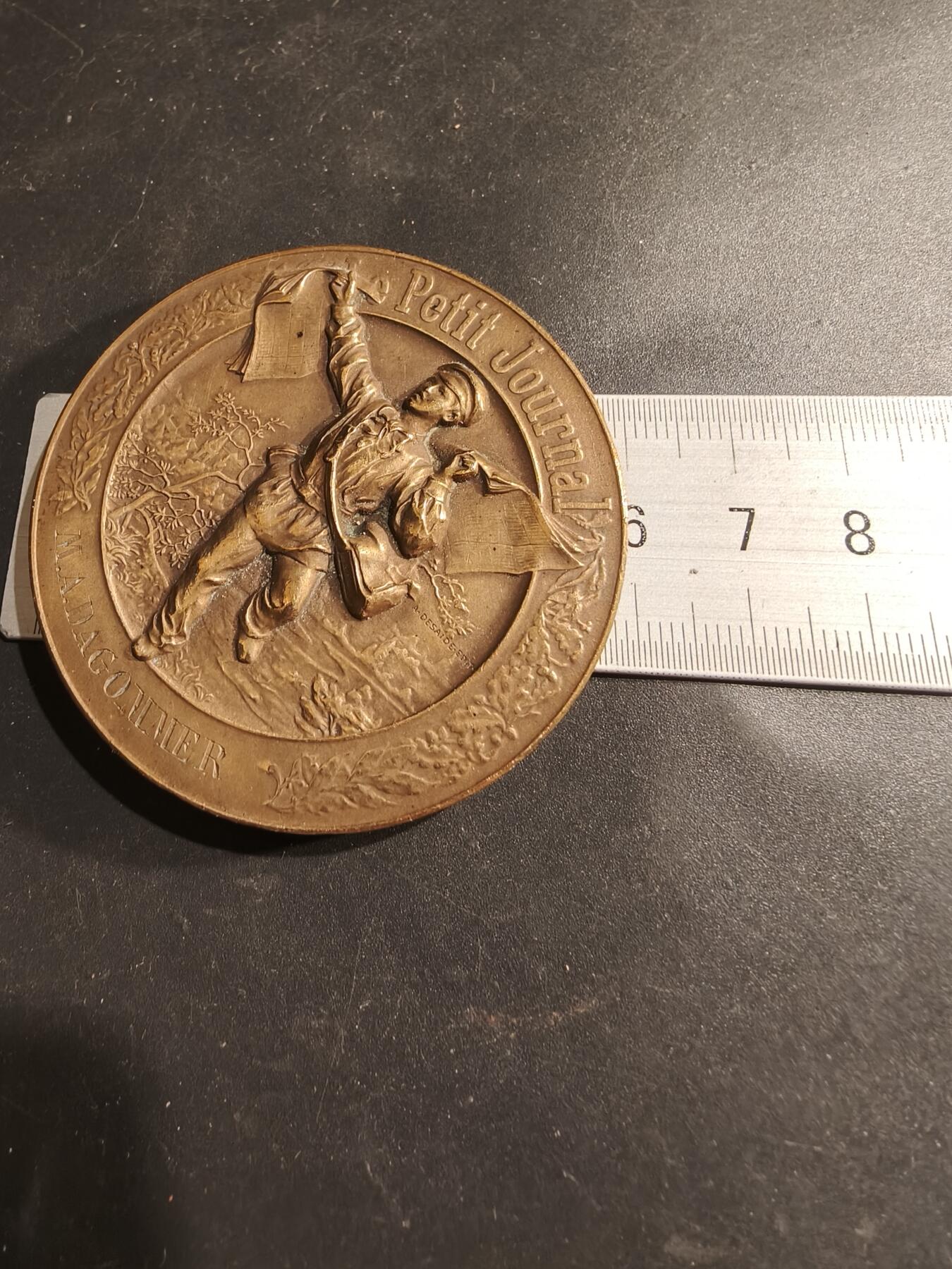 老王徽章第183期 法国1900年《小日报》“智力竞赛与问题大奖赛”大铜章      原盒，盒子连接处松动     直径58mm    重量101.7g