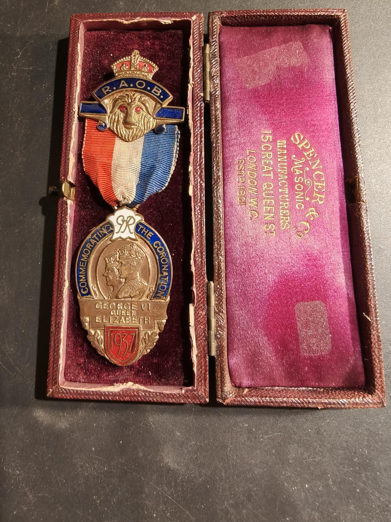 老王徽章第183期 英国皇家野牛兄弟会庆祝国王乔治六世加冕纪念章     实发版本     原盒        