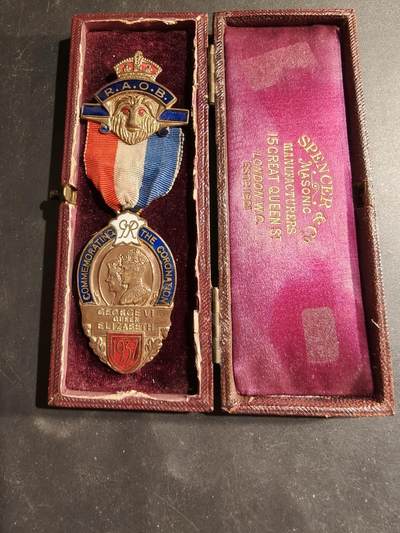 老王徽章第183期 - 英国皇家野牛兄弟会庆祝国王乔治六世加冕纪念章     实发版本     原盒        