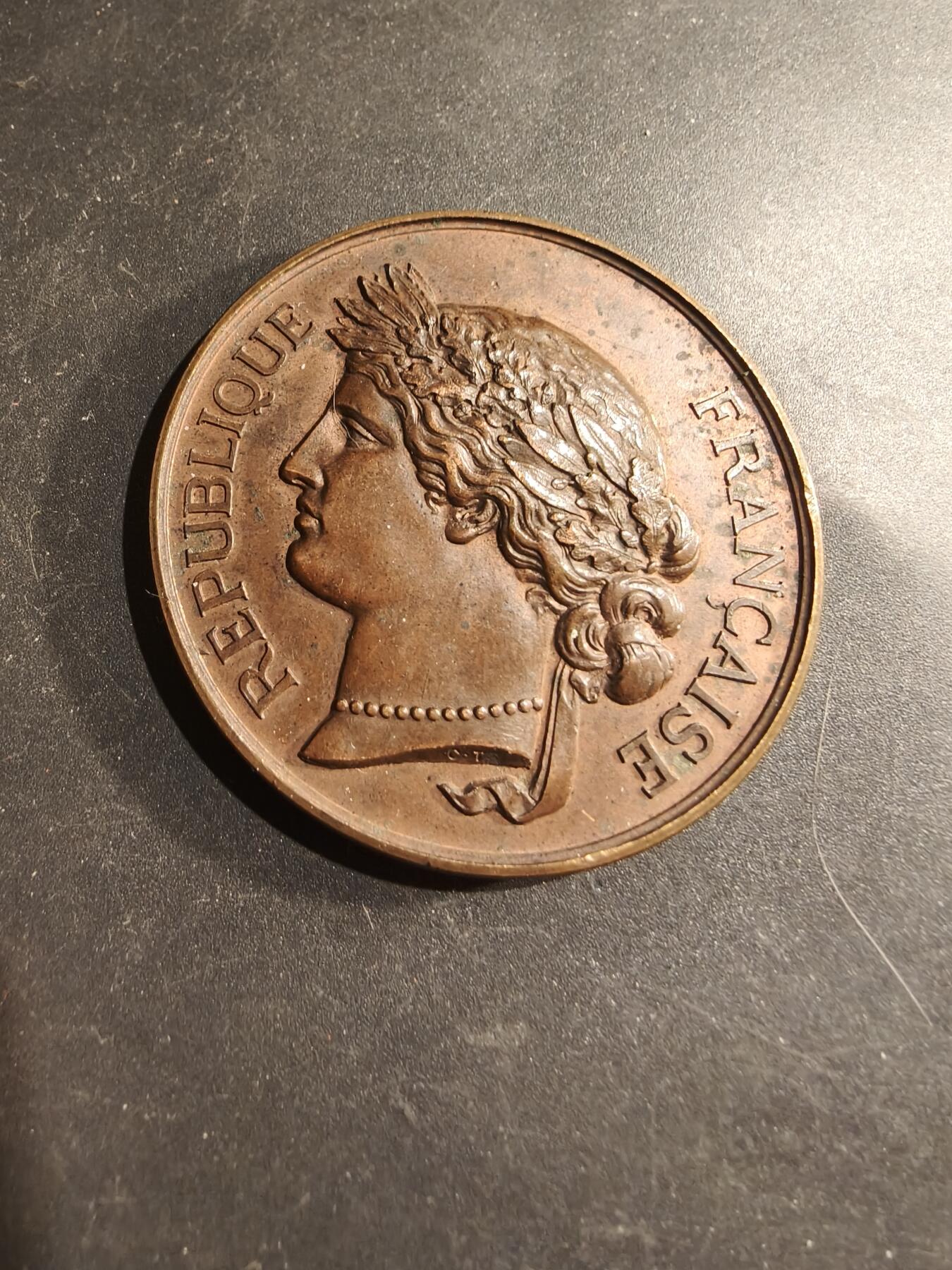 老王徽章第183期 法国国家射击公社大铜章     直径50mm     重量51.4g