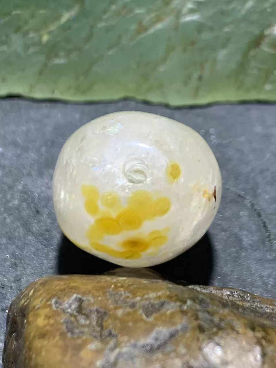 精美满冰飘鸡油黄战国红玛瑙随形勒子一颗！