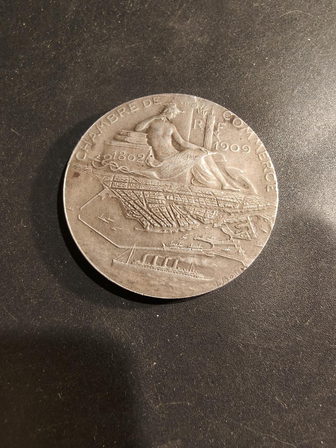 老王徽章第183期 法国勒阿弗尔商会大银章     带盒子，盒子卡扣不严    950银      大师波特作品      直径39mm     重量30.6g