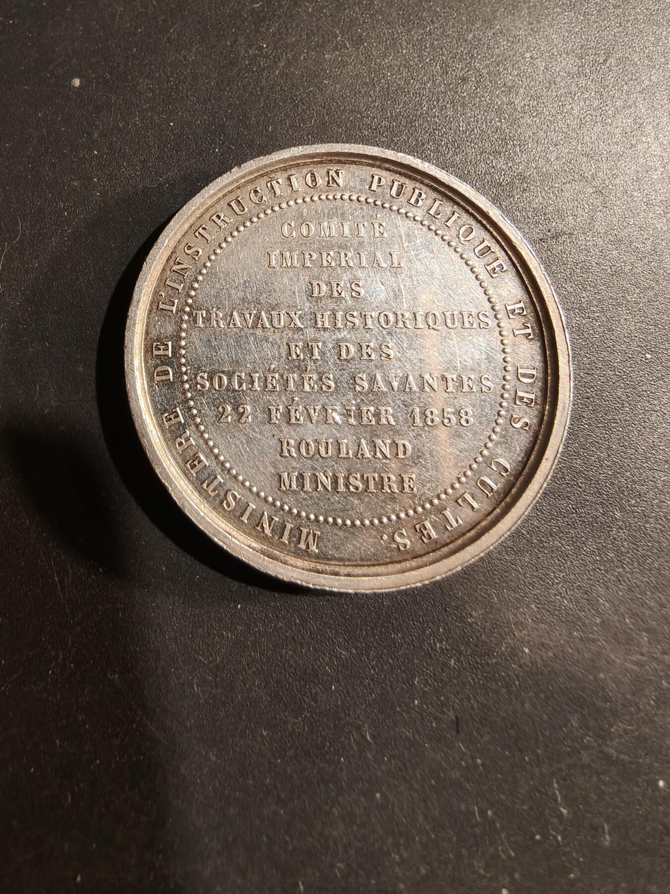 老王徽章第183期 法国拿破仑三世帝国历史工作与科学协会委员会大银章     950银手指标     直径34mm     重量20g