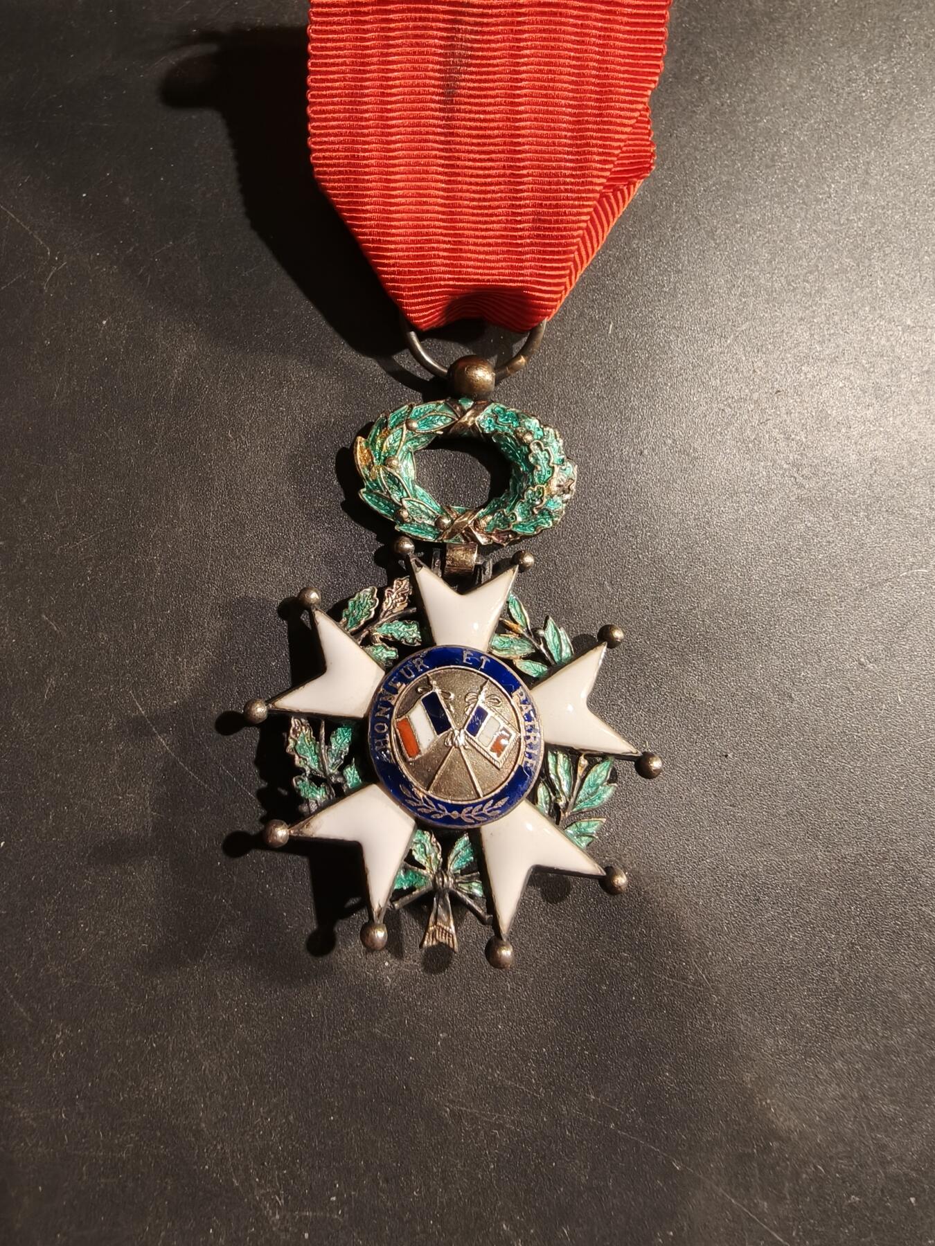 老王徽章第183期 法国军官级荣誉军团勋章    原盒    三共时期    银镀金珐琅