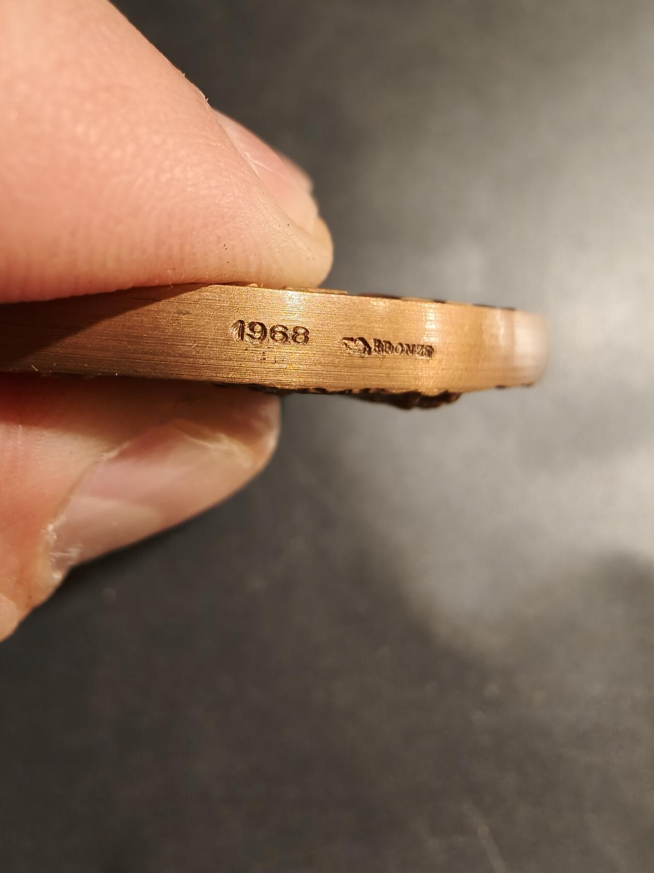 老王徽章第183期 法国一战停战50周年大铜章     原盒     直径68mm    重量170.1g