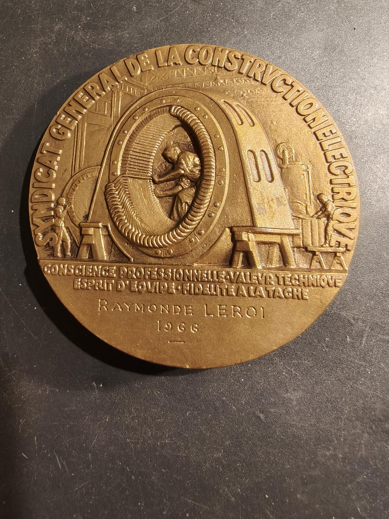 老王徽章第183期 法国电气工程总工会大铜章     原盒     直径66mm     重量166.2g