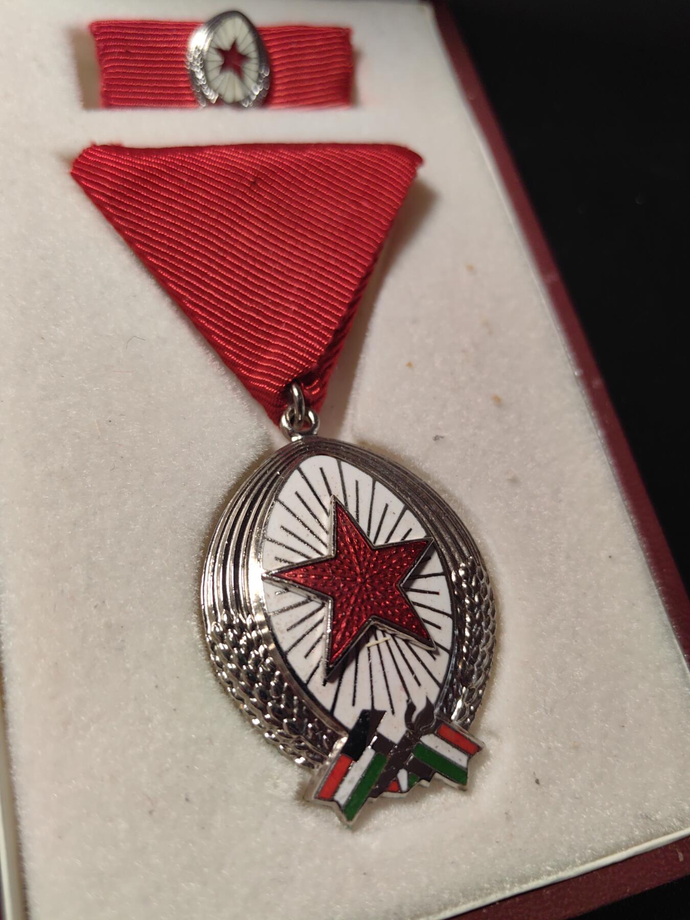 靖甫拍卖第五场 匈牙利银级劳动勋章 女博士得主 原盒略豪华大证 带个照片