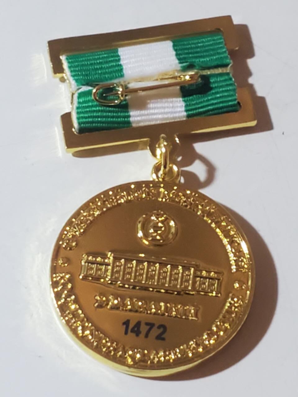 韵星假日军品类拍卖第42期 -- Rimey Holidays Militaria Auction 42 乌兹别克斯坦共和国卫生部二级优秀服务人员奖金奖章 实发1472号 非常稀少 设计继承苏联的奖金奖章 铜镀金 非常厚重 仅颁发给高级官员